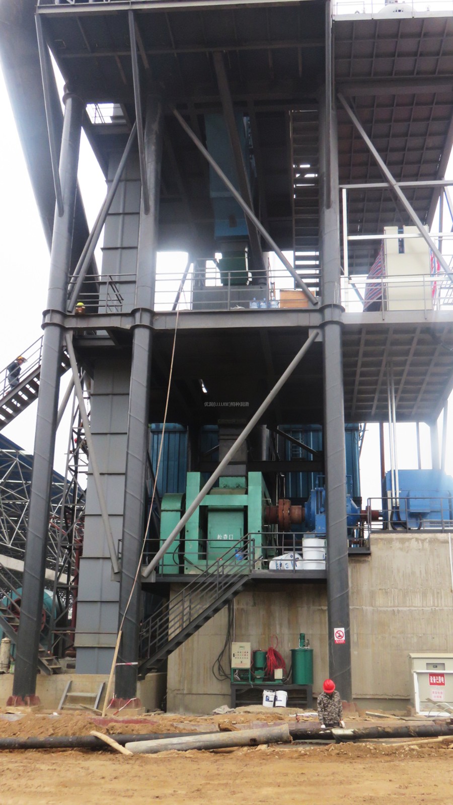 New roller press bearing grease and gearbox gear oil initial installation for a new energy battery manganese sulfate chemical plant