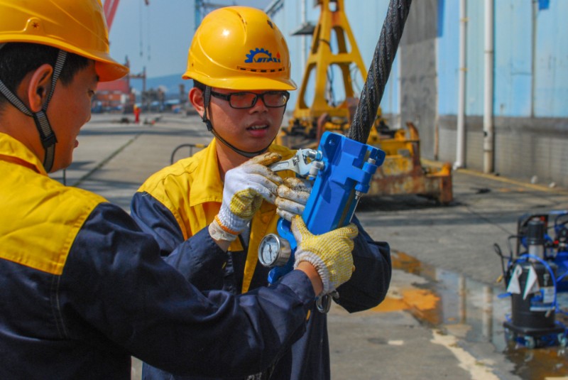 优润(U.LUBE)团队现场服务，港口钢丝绳去污自动润滑系统安装.jpg